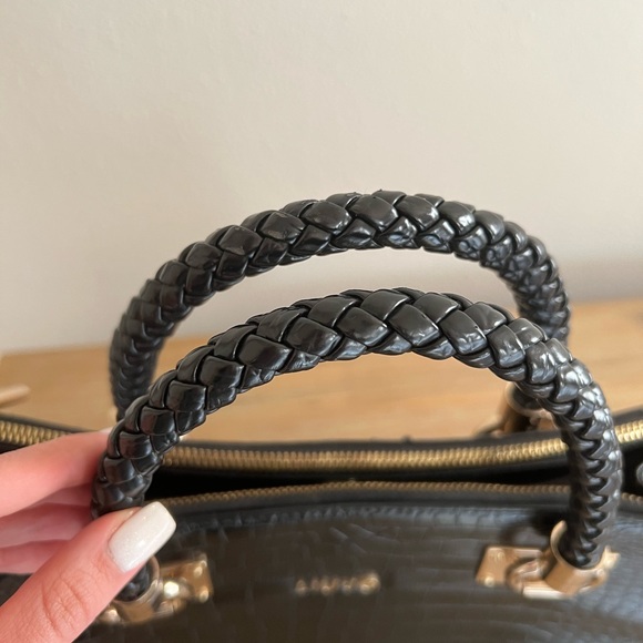 Medium size black handbag in excellent condition. - Picture 3 of 4